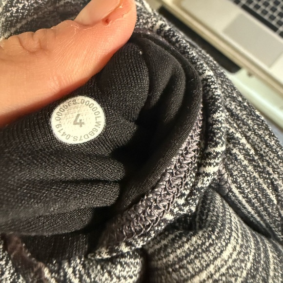 Lululemon Align Crop 21" *Cross Waist
Space Dye Herringbone Heathered Black Sz4 - Picture 5 of 6